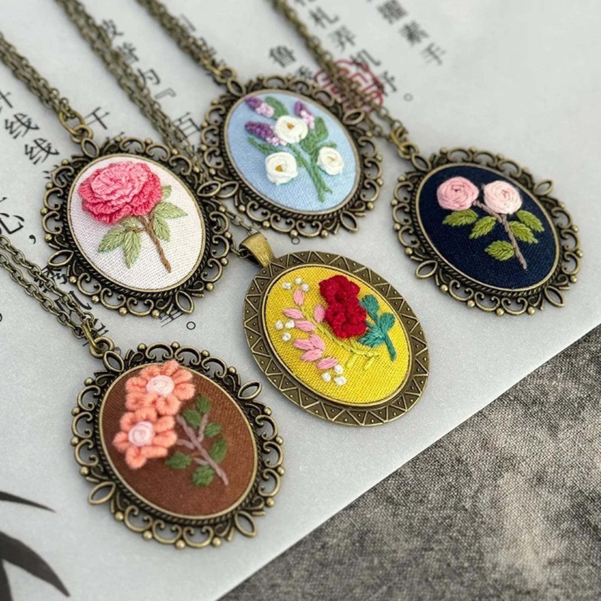 Pendant Embroidery Necklace Kits Rose Pendant Kit Mini Cross Stitch Kit with Necklace Pendant Stamped Pattern Cloth DIY Craft Style