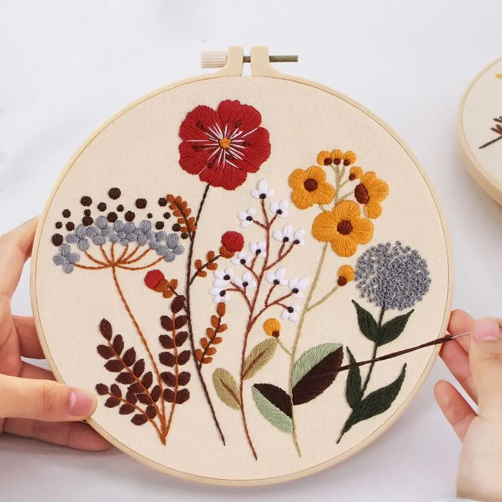 Meadow Flower Embroidery Starter Kit Beginners DIY Embroidery kit, 4 x pre printed cloth 2 x 20cm hoops Quality Embroidery Thread Craft gift